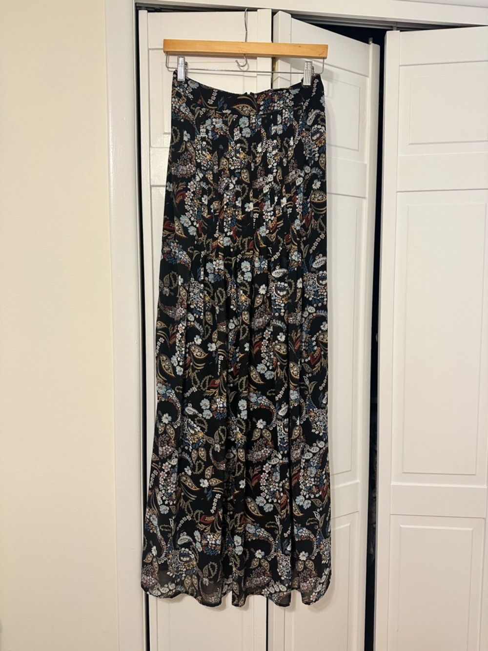 NWT. Anthropologie boho Black floral Maxi Skirt. Size M.
